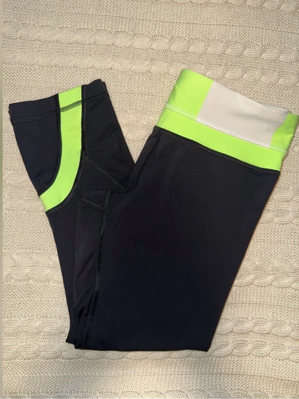 Lululemon Run Inspire Crop Black/Bold Stripe Zippy Green 22” Inseam Size 6.